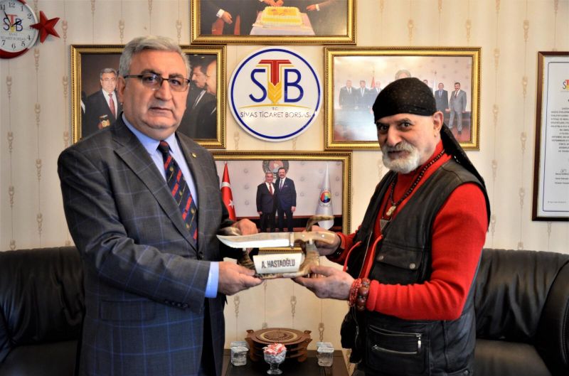 ŞİRİN BABA'DAN BAŞKAN HASTAOĞLU'NA BIÇAK HEDİYESİ